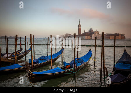 Gondeln in Venedig im Dezember Stockfoto