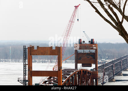 Bau der BNSF Vertikallift Eisenbahnbrücke zwischen Burlington, Iowa und Gulfport, Mississippi. Stockfoto