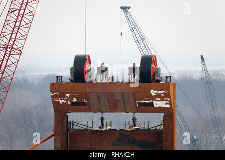 Bau der BNSF Vertikallift Eisenbahnbrücke zwischen Burlington, Iowa und Gulfport, Mississippi. Stockfoto