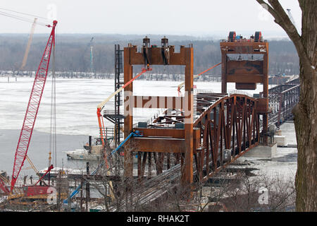 Bau der BNSF Vertikallift Eisenbahnbrücke zwischen Burlington, Iowa und Gulfport, Mississippi. Stockfoto