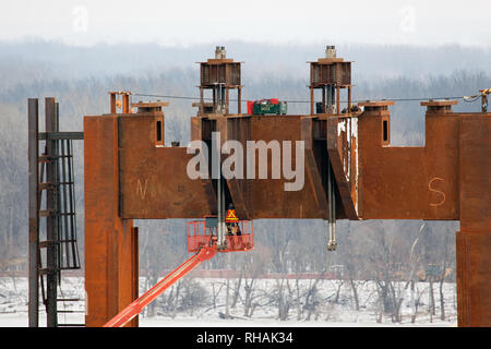 Bau der BNSF Vertikallift Eisenbahnbrücke zwischen Burlington, Iowa und Gulfport, Mississippi. Stockfoto