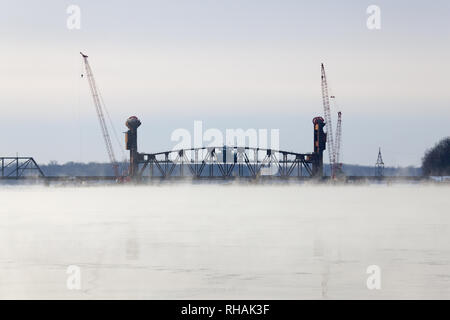 Bau der BNSF Vertikallift Eisenbahnbrücke zwischen Burlington, Iowa und Gulfport, Mississippi. Stockfoto