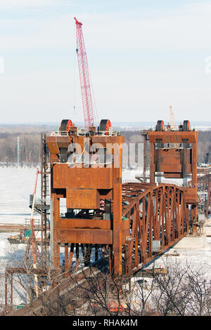 Bau der BNSF Vertikallift Eisenbahnbrücke zwischen Burlington, Iowa und Gulfport, Mississippi. Stockfoto