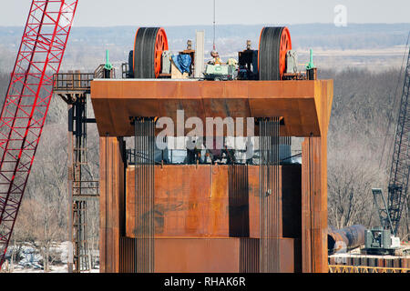 Bau der BNSF Vertikallift Eisenbahnbrücke zwischen Burlington, Iowa und Gulfport, Mississippi. Stockfoto