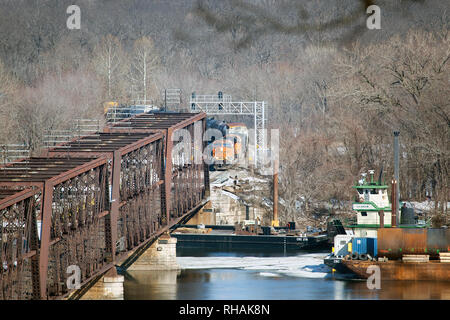 Bau der BNSF Vertikallift Eisenbahnbrücke zwischen Burlington, Iowa und Gulfport, Mississippi. Stockfoto
