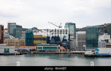 Wellington, Neuseeland: 26. August 2017: Wellington City Waterfront, wie von einer Abfahrt der Fähre Lambton Harbour gesehen. Stockfoto