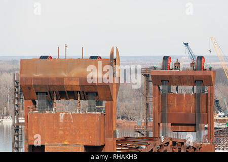 Bau der BNSF Vertikallift Eisenbahnbrücke zwischen Burlington, Iowa und Gulfport, Mississippi. Stockfoto