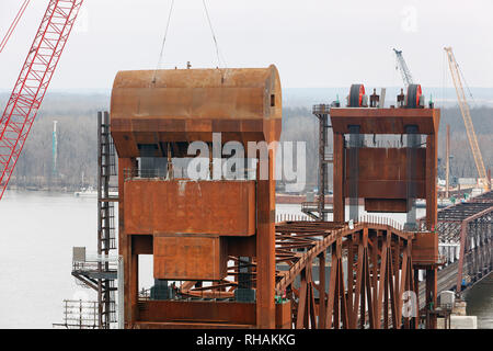 Bau der BNSF Vertikallift Eisenbahnbrücke zwischen Burlington, Iowa und Gulfport, Mississippi. Stockfoto