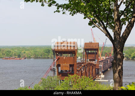 Bau der BNSF Vertikallift Eisenbahnbrücke zwischen Burlington, Iowa und Gulfport, Mississippi. Stockfoto