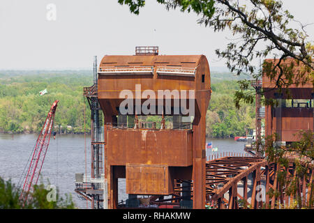 Bau der BNSF Vertikallift Eisenbahnbrücke zwischen Burlington, Iowa und Gulfport, Mississippi. Stockfoto
