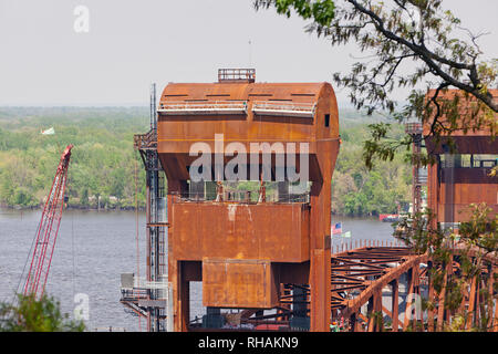 Bau der BNSF Vertikallift Eisenbahnbrücke zwischen Burlington, Iowa und Gulfport, Mississippi. Stockfoto