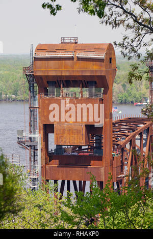 Bau der BNSF Vertikallift Eisenbahnbrücke zwischen Burlington, Iowa und Gulfport, Mississippi. Stockfoto