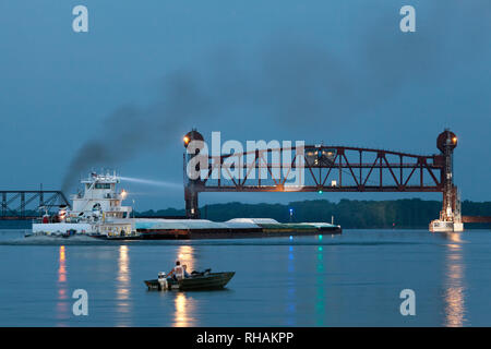 Bau der BNSF Vertikallift Eisenbahnbrücke zwischen Burlington, Iowa und Gulfport, Mississippi. Stockfoto