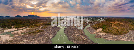 Antenne Panoramablick 4000 Inseln Mekong in Laos, Sonnenuntergang dramatische Himmel, Li Phi Wasserfälle, berühmten Reiseziel Backpacker in Südostasien Stockfoto
