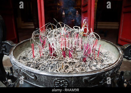 Incence Brenner im Ngoc Son Tempel, Hanoi Stockfoto