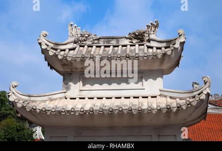 Dekoration auf einem Tempel Dach in Vietnam Stockfoto