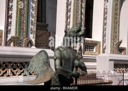 Bangkok Thailand, mythologische Tantima Vogel die Bewachung der Phra Viharn Yod im Wat Phra Kaew Stockfoto