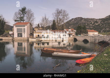 Virpazar, Montenegro - April 2018: Vernachlässigt leer Fischer Boote am Ufer des Lake Skadar in Virpazar Stockfoto