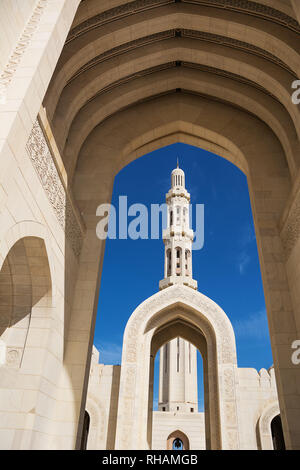 Kuppel und Minarett der Sultan Qaboos Grand Mosque in Muscat (Oman) Stockfoto