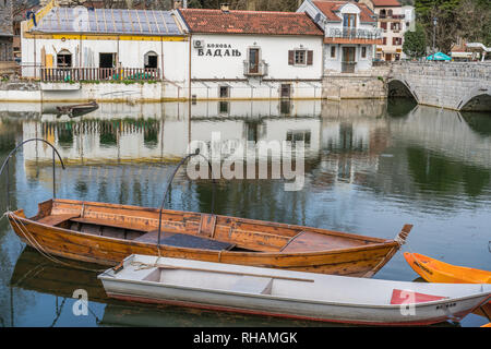 Virpazar, Montenegro - April 2018: Vernachlässigt leer Fischer Boote am Ufer des Lake Skadar Stockfoto