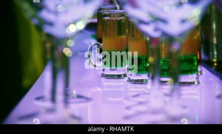 Bunte Getränke in cocktail Gläser leuchtende auf der Theke Stockfoto