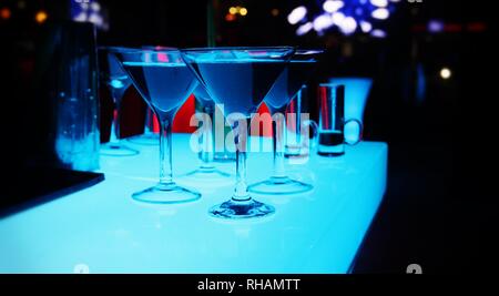 Schuß und lange Alkohol Getränke an der Bar Schreibtisch bei der Cocktail Party Stockfoto