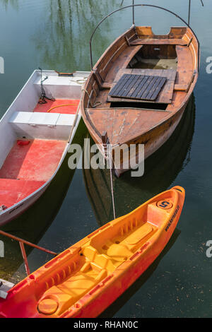 Virpazar, Montenegro - April 2018: Vernachlässigt leer Fischer Boote am Ufer des Lake Skadar Stockfoto