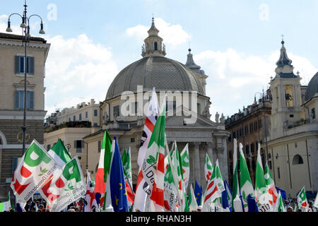 Rom - 30. September 2018: Demostrators und Flaggen während "Per un'Italia che non ha paura", den Fall der italienischen Demokratischen Partei. Stockfoto