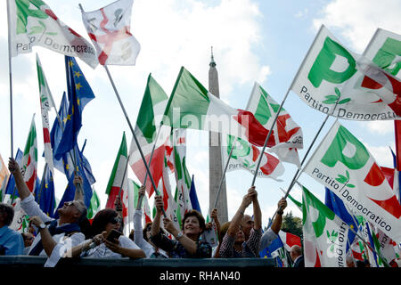 Rom - 30. September 2018: Demostrators und Flaggen während "Per un'Italia che non ha paura", den Fall der italienischen Demokratischen Partei. Stockfoto