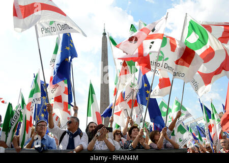 Rom - 30. September 2018: Demostrators und Flaggen während "Per un'Italia che non ha paura", den Fall der italienischen Demokratischen Partei. Stockfoto