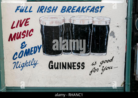 Guinness ist gut für Sie Wand malen Werbung Werbung ein irisches Frühstück Live Musik und Comedy in Temple Bar Dublin Irland Stockfoto