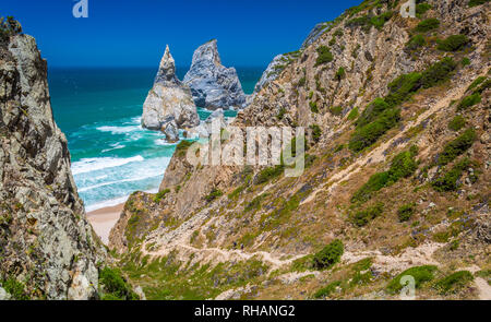 Panoramablick auf Ursa Strand (Praia da Ursa), Sintra, Portugal. Stockfoto