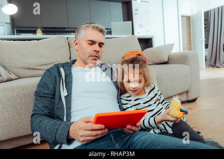 Gut aussehender grauhaariger Mann Bilder online Stockfoto