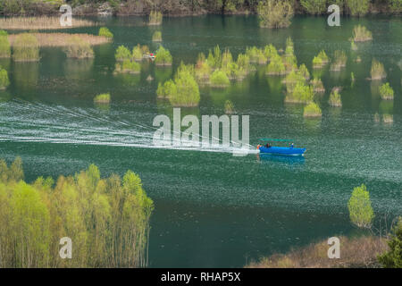 Nationalpark Skadarsee, Montenegro - April 2018: blue Schnellboot auf dem Skadarsee in Rijeka Crnojevica Stockfoto