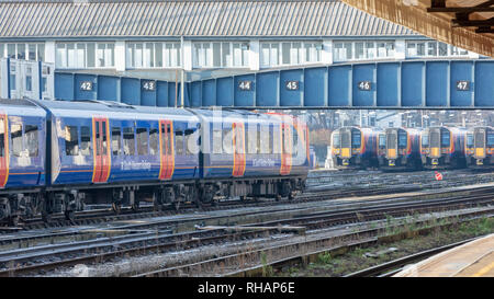 Clapham Junction, London, UK, 31. Januar 2019; South Western Railway Zug Eingabe von Abstellgleisen, bei der die Zeile der vier Züge sichtbar im Hintergrund Stockfoto