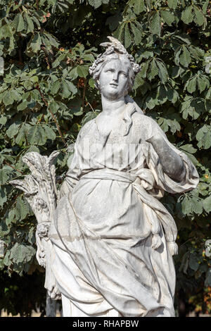 Antike Skulptur im Jardin des Tuileries (Jardin des Tuileries) - lieblingsplatz für Rest der Touristen und Pariser. Garten wurde von Catherine erstellt de Mich Stockfoto
