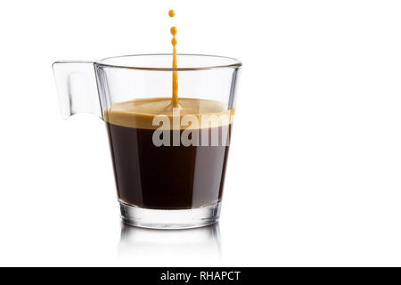 Schwarzen Kaffee im Glas Schale mit dem Springen Tropfen auf weißem Hintergrund Stockfoto