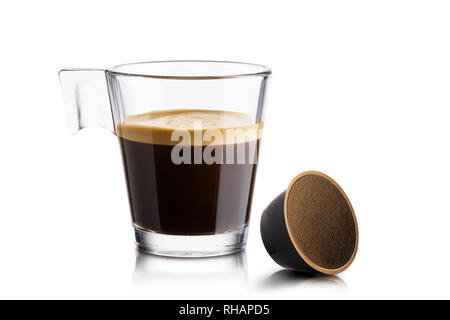 Schwarzen Kaffee im Glas Tasse mit Kaffee Waffel auf weißem Hintergrund Stockfoto