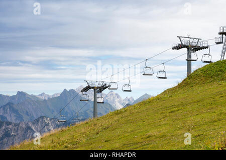 Leere Sessellift an der Kanzelwand Berg, Kleinwalsertal, Allgäuer Alpen, Vorarlberg, Österreich, Europa Stockfoto