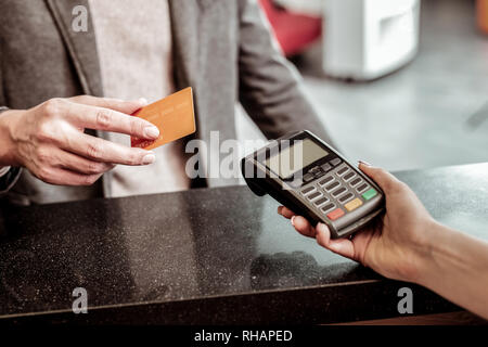 In der Nähe der weiblichen Hand, die holding portative Terminal Stockfoto