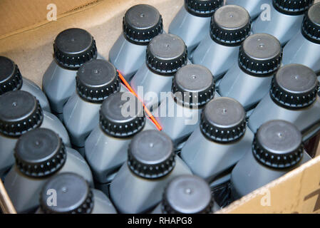 Verpackung von kosmetischen Spray aus Aluminium und Kunststoff Flasche Kappen auf der Ansicht von oben, viele Shampoo Flaschen im Karton Stockfoto