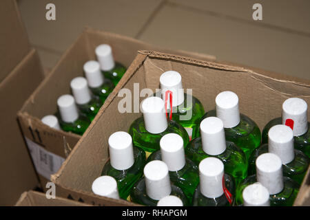 Verpackung von kosmetischen Spray aus Aluminium und Kunststoff Flasche Kappen auf der Ansicht von oben, viele Shampoo Flaschen im Karton Stockfoto