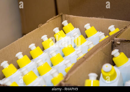 Verpackung von kosmetischen Spray aus Aluminium und Kunststoff Flasche Kappen auf der Ansicht von oben, viele Shampoo Flaschen im Karton Stockfoto