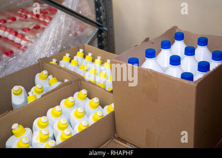 Verpackung von kosmetischen Spray aus Aluminium und Kunststoff Flasche Kappen auf der Ansicht von oben, viele Shampoo Flaschen im Karton Stockfoto