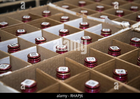 Verpackung von kosmetischen Spray aus Aluminium und Kunststoff Flasche Kappen auf der Ansicht von oben, viele Shampoo Flaschen im Karton Stockfoto