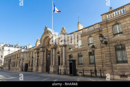 Blick auf Eingang Tor der Elysee Palace von der Rue du Faubourg Saint-Honoré. Elysee Palace - offizielle Residenz des Präsidenten der Französischen Republik. Stockfoto