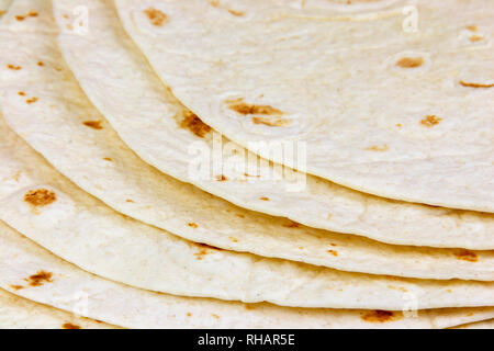 Tortilla Flat Brot Wraps in einem Haufen schließen oben mit einer geringen Tiefenschärfe Stockfoto