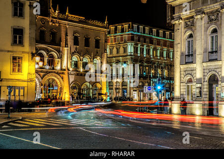 Leute, die sich vor dem Neo-Manueline Fassade im Stil der Bahnhof Rossio in Lissabon Portugal. Stockfoto