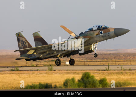 Israelische Luftwaffe F-15I Raam Jet mit Bomben fliegen während einer Flugschau in der Nähe von beersheva Hatzerim, Israel Stockfoto