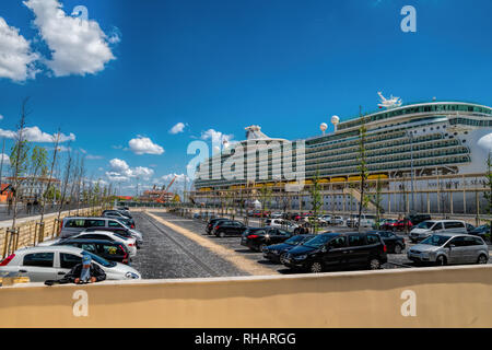 Große luxuriöse Kreuzfahrtschiff Navigator der Meere angedockt in Lissabon Stockfoto